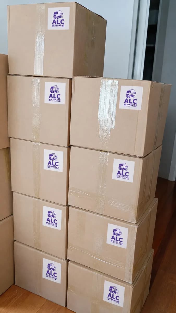 Cajas y objetos embalados y apilados, listos para la mudanza