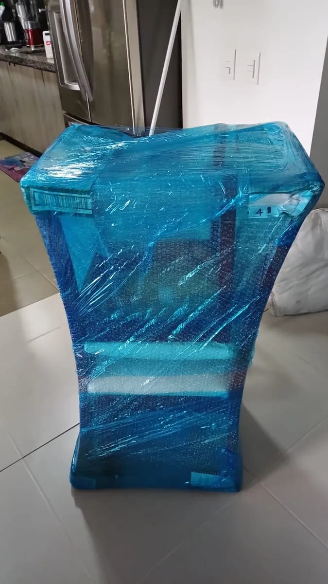 Mobiliario protegido con plástico burbuja azul por ALC Mudanzas