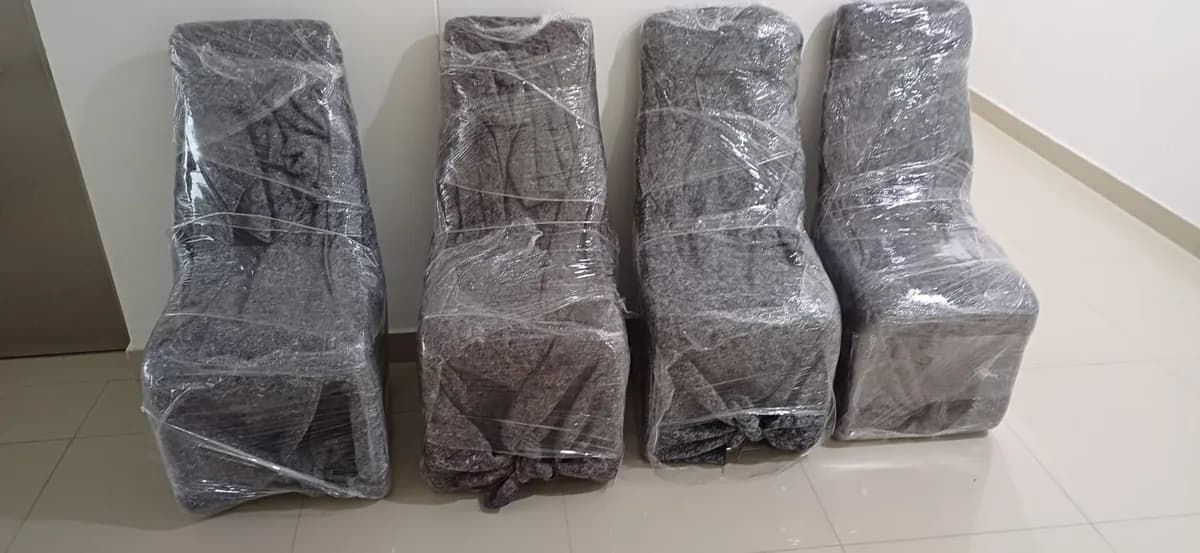 Muebles embalados y protegidos con plástico y mantas por el equipo de ALC Mudanzas
